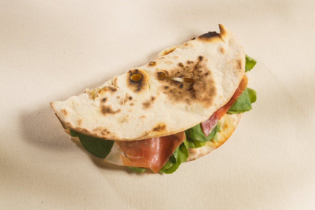 Qüi Si Mangia Bene aposta em piadinas e pizzas individuais para comer com as mãos