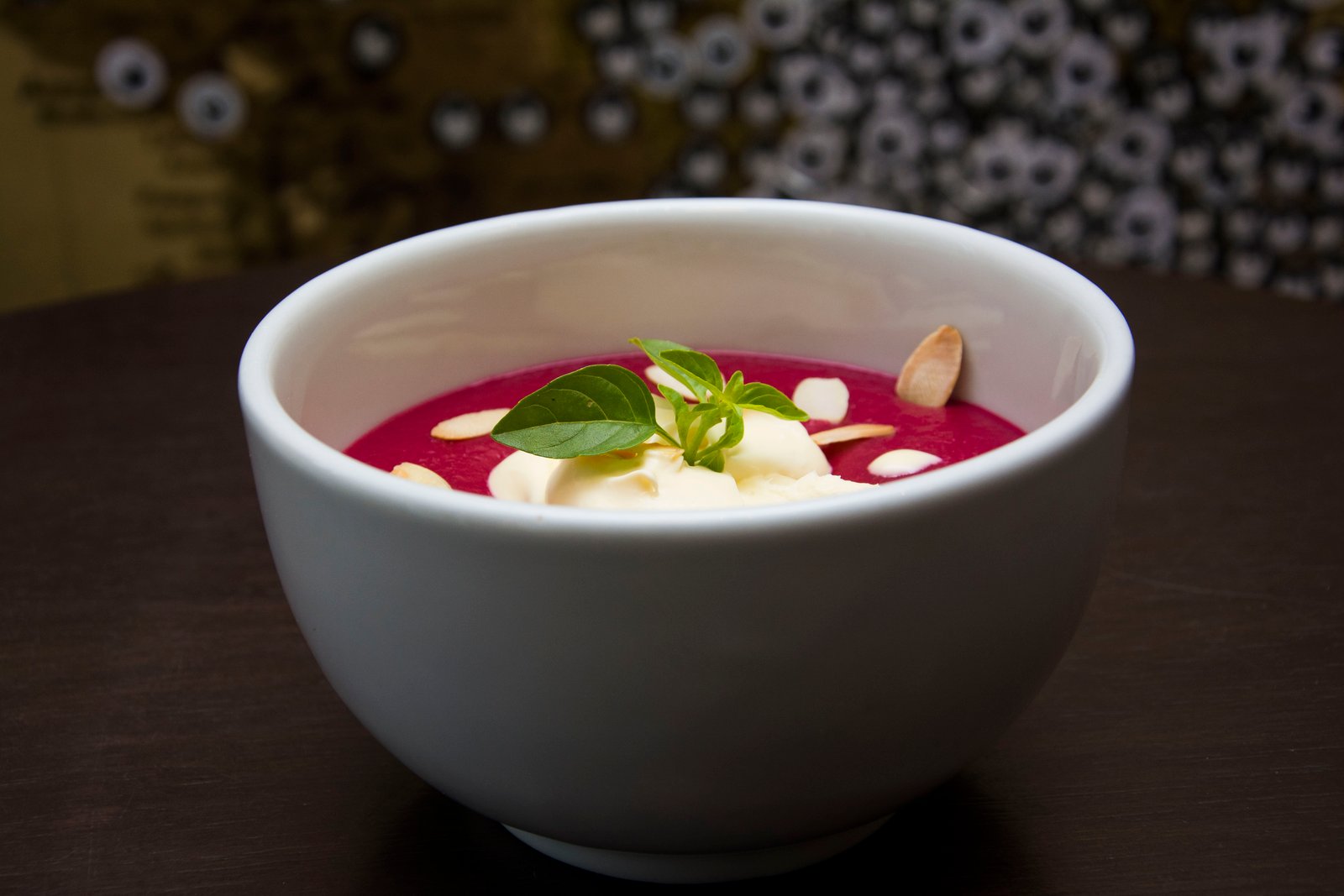 Creme de beterraba acompanhado de creme azedo e amêndoas tostadas do Café Catedral para o Festival de Inverno do Centro Histórico de Curitiba 2018