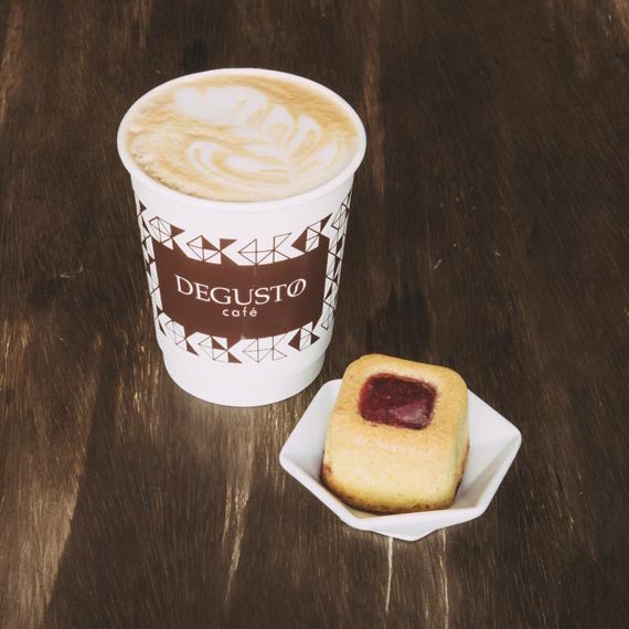 Café Latte M 240ml + 1 Financier do Degusto Café para a Coffee Week Curitiba 2018