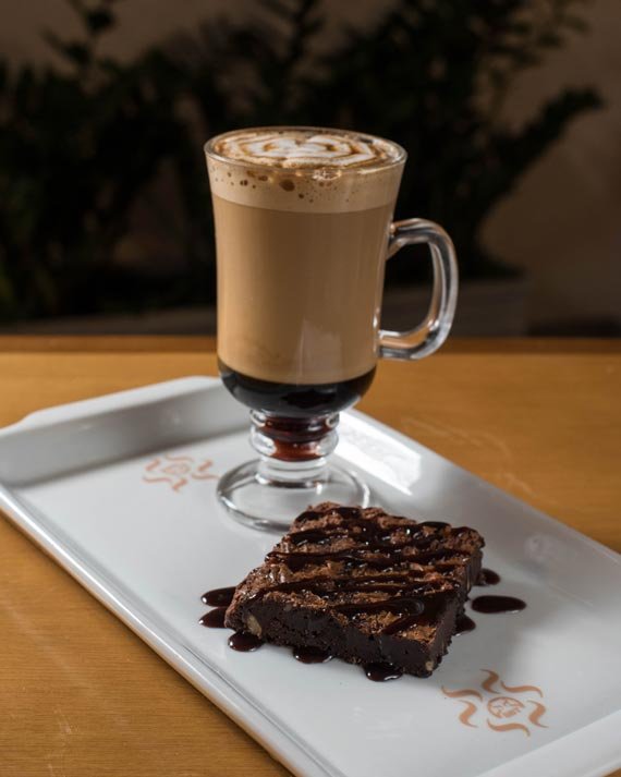 Caramelo Macchiato e brownie do Saboreate Y Café para o festival Coffee Week Curitiba 2018