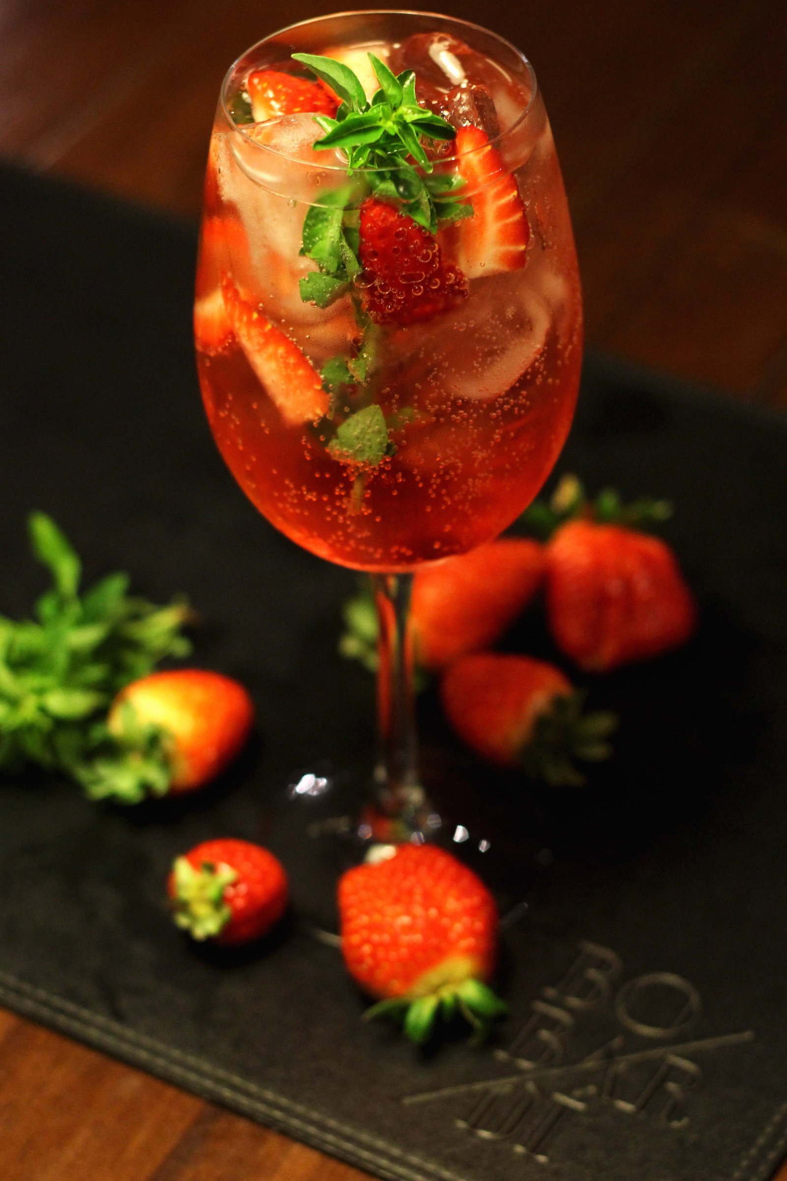 Aprenda a fazer o Piscine, drink com espumante e morangos do Bobardí